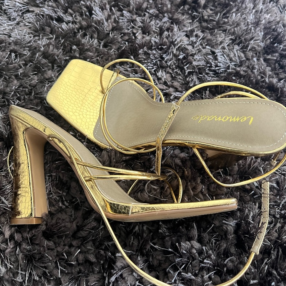 GOLD CHUNKY HEELS